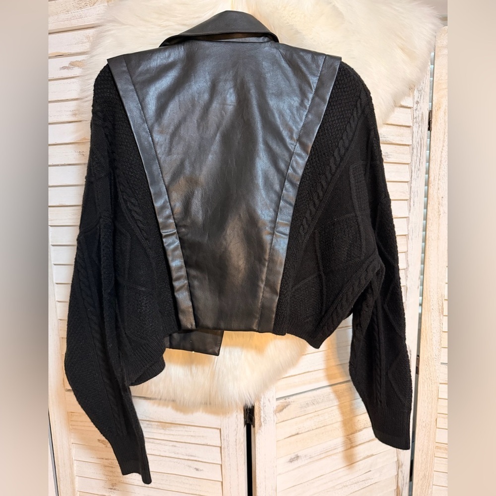 Elegant Black Leather Women's Jacket - Picture 5 of 9